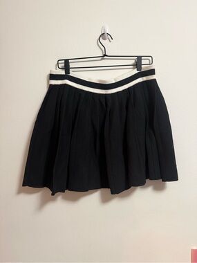 aerie‎ Black Pleated Skater Skirt with Cream Waistband